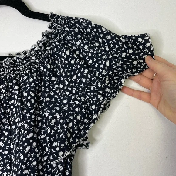 Brandy Melville dark ditsy floral cropped top - Picture 2 of 7